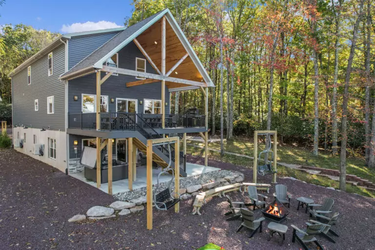 Luxurious lakefront retreat in Lake Harmony